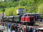 Die 1962 bei MaK gebaute Diesellokomotive 212 007-9 zieht einen Pendelzuges zwischen dem Bahnhof Bochum-Dahlhausen und dem Bochumer Eisenbahnmuseum zu sehen, welcher Mitte April 2024 anlässlich