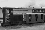 Die Feldbahnlokomotive 36107 vom Typ OMZ 117 F aus dem Jahr 1941 zog Mitte April 2024 einen Zug durch den hinteren Teil des Eisenbahnmuseums in Bochum.