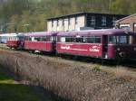 Triebwagengespann und Wismarer Schienenbus am Bahnsteig neben dem Lokschuppen