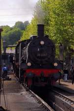 Hier steht die 38 2267 beim Ausschlacken und Wasser fassen im BW Bochum-Dahlhausen und wenn man schon einmal da steht, dann kann man auch gleich noch ablen(Das Wetter war berigens auch zum len;-D),