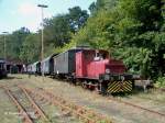 Betriebsfhige Kleindiesellok V8 (Baujahr 1952 ex Hamburger Norderwerft) mit diversen historischen Wagen; Freigelnde Eisenbahnmuseum Lokschuppen Aumhle - 05.09.2004  