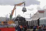 Eine eher ungewhnliche Form der Bekohlung, mittels einem im VEB Weimar-Werk gebauten Mobilbagger T 174 und Groscken, konnte man am 08.10.2011 beim Eisenbahnfest im Bahnmuseum Bw Weimar beobachten,