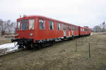 Steuerwagen 826 602 zusammen mit dem Triebkopf 426 002 noch in Grundierungslack am 18.03.2006 in Peenemünde.