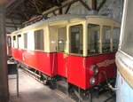 bei dem historisch wertvollsten Exemplar des Localbahnmuseums Bayr. Eisenstein, dem MBCL der ehemaligen Localbahn Salzburg-Berchtesgaden-Königssee, musst ich bergsteigerische Fähigkeiten herausholen, um eine halbwegs brauchbare Aufnahme zu erhalten, gleihwohl ist noch eine Stirnhälfte nicht ganz vollständig, aber dafür die Seitenansicht recht gut einsehbar.