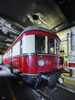 Der Ende März 2022 im Mecklenburgischen Eisenbahn- und Technikmuseum Schwerin ausgestellte Dieseltriebwagen VT 137 099 wurde 1935 gebaut.