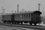 Eine  Donnerbüchse  (310-811) und ein Wagen mit Postabteil (311-609) waren Ende März 2022 im Außenbereich des Mecklenburgischen Eisenbahn- und Technikmuseum Schwerin abgestellt.