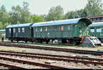 Blick auf einen Wohnschlafwagen (75 80 2429 262-8 D-TRG) der TRIANGULA Logistik GmbH (TRG) und einen Dienstwagen  Dienst aa  (DR 60 50 99-19 328), Eigentümer unbekannt, die anlässlich des