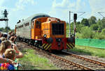 Eine Kaluga TGK 2-E 1 des Sächsischen Eisenbahnmuseum Chemnitz-Hilbersdorf e.V. (SEM) bringt sich anlässlich des 28. Heizhausfests im SEM mit einem n-Wagen und 312 182-9 (102 182-3 | DR V 23) der Interessengemeinschaft Traditionslok 58 3047 e.V. für die gleich startende Lokparade in Position.
Aufgenommen im Gegenlicht.
[25.8.2019 | 14:39 Uhr]