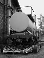 Dieser mit einem Kesselwagen beladene DR-Straßenroller R42 wurde in der Gothaer Waggonfabrik gebaut. (Sächsisches Eisenbahnmuseum Chemnitz-Hilbersdorf, September 2020)