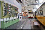 Neben einer Vielzahl von Signalen steht Triebwagen ESS 7, Baujahr 1912, der ehemaligen Eßlinger Städtische Straßenbahn (ESS) im Straßenbahnmuseum Stuttgart.