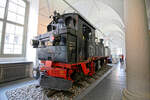 Leider geht es in der Fahrzeughalle des Verkehrsmuseums Dresden ziemlich beengt zu. Die Aufnahme der Tenderseite der 99 535 vom 09.08.2016 lässt aber trotzdem einen recht guten Blick auf die Details dieser Schmalspurlok zu.