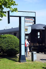 Schilder am Kappelner Museumsbahnhof (Angelner Dampfeisenbahn). Aufnahme: 12. August 2020.