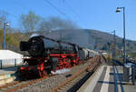 Die 001 180-9 des BEM Nördlingen ist am 26.3.2022 mit einem Sonderzug von Crailsheim über Heilbronn auf dem Weg nach Frankfurt/Main Hbf soeben über die Neckarbrücke gerollt und durcheilt nun den Hp Neckargemünd-Altstadt.