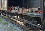 Das Bayerische Eisenbahnmuseum (BEM) Nördlingen hat seine, seit 2016 weitgehend aufgearbeitete, Güterzugdampflok 50 4073 nach Meiningen ins DB-Dampflokwerk (DLW) überführt. Hier ein Blick in den Schiebewandwagen zu den Kolben der 50 4073.