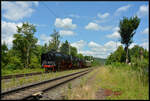 Die erst kürzlich beim Eisenbahnfest im Bayerischen Eisenbahnmuseum Nördlingen (BEM) präsentierte Dampflok 50 4073 ist wieder im Meininger Dampflokwerk. An der Maschine werden nach der bereits über ein Jahr andauernden Aufarbeitung nun finale Rest- und Lackierungsarbeiten ausgeführt. Am 23.06.2024 wurde die Güterzugdampflok deshalb wie geplant von 01 066 (beide BayernBahn) aus Nördlingen über Nürnberg und Schweinfurt nach Meiningen überführt. Das Gespann konnte dabei am Sonntagnachmittag bei Schweinfurt im Grünen mit der Kamera beobachtet werden. 

