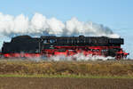 Bayerischen Eisenbahnmuseum nach Salzburg als Weihnachtsdampffahrt mit ihrer 001 180-9 zieht ihren Sonderzug von  Nördlingen Richtung Freilassing. Am 30.11.24 bei Zorneding abgewartet und gut erwischt.