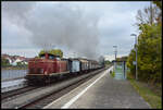 Die schweizerische Dampflok B3/4 1367 (SBB Historic) wurde am 05. & 06. Oktober 2024 von Brugg (AG) aus der Schweiz zur Revision ins DB Dampflokwerk nach Meiningen überführt. Da die Maschine nicht auf deutschen Gleisen zugelassen ist, waren Vorspannlokomotiven für die Fahrt nach Thüringen notwendig. Am zweiten Tag wurde die Dampflok 50 4037 (BEM) als Vorspann genutzt, da auch sie zur weiteren Arbeiten nach Meiningen musste.
Am Nachmittag des 06.10.2024 konnte das Gespann aus BEM 50 4037, B3/4 1367, den Eilzugwagen D-BYB 75 80 22-43 566-4 Bye, Schiebewandwagen 23 RIV 80 D-TWA 2941 231-5 Hiirrs, Mannschaftswagen 60 80 99-25 932-7 D-BYB, gedeckten Güterwagen SBB 34805 K und am Zugschluss V100 1365 bei der Volldampffahrt in Ebenhausen/Unterfranken mit der Kamera beobachtet werden.