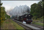 Die schweizerische Dampflok B3/4 1367 (SBB Historic) wurde am 05. & 06. Oktober 2024 von Brugg (AG) aus der Schweiz zur Revision ins DB Dampflokwerk nach Meiningen überführt. Da die Maschine nicht auf deutschen Gleisen zugelassen ist, waren Vorspannlokomotiven für die Fahrt nach Thüringen notwendig. Am zweiten Tag wurde die Dampflok 50 4073 (BEM) als Vorspann genutzt, da auch sie zur weiteren Arbeiten nach Meiningen musste.
Am Nachmittag des 06.10.2024 konnte das Gespann aus BEM 50 4073, B3/4 1367, den Eilzugwagen D-BYB 75 80 22-43 566-4 Bye, Schiebewandwagen 23 RIV 80 D-TWA 2941 231-5 Hiirrs, Mannschaftswagen 60 80 99-25 932-7 D-BYB, gedeckten Güterwagen SBB 34805 K und am Zugschluss V100 1365 bei der Volldampffahrt in Ebenhausen/Unterfranken mit der Kamera beobachtet werden.