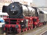 001 180-9 der Bayernbahn (BEM - Bayerisches Eisenbahnmuseum) mit Sonderzug nach Regensburg am Gleis 31, Munchen Hbf 2014-12-13 **** Sehen Sie Bahnvideos an -