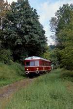 Im August 2007 ist der Esslinger VT 103 der Lokalbahn Endorf-Obing in Bad Endorf in Richtung Bahnhof unterwegs