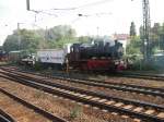Lok 4 der Dampfbahn Frnkische Schweiz mit drei historische Wagen aus dem Zug fotorafiert am 16.9.07 in Frth 