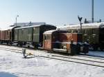 Erster Schnee berzieht den Ebser Bahnhof udn die dort abgestelle Kf am 20.12.09