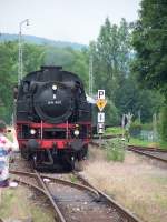 Dampfbahn Frnkische Schweiz, 25. Juni 2006. Die 64491 der DFS hat Einfahrt im Bahnhof Ebermannstadt.