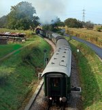 Museumszug  Rebenbummler auf dem Weg nach Breisach am Rhein, fotografiert von der Straenbrcke der L116, Okt.2007