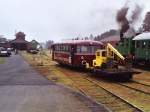 Schwerkleinwagen  Skl 1 Bauart Klv 45 M drckt dem Schienenbus VT01 (ex-DB 798 796-0) der Eisenbahnfreunde Hasetal in die Richtung von das Bahnbetriebswerke Haselnne am 29-4-2000. Bild und scan: Date Jan de Vries.