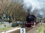 Lok 206 (Eh2t) der Kassel-Naumburger-Eisenbahn (Hessencourrier) zieht Höhe des ehemaligen Klosters Nordshausen(Ks) den Osterzug am 04.