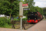 Vom 30.05.2024 bis 02.06.2024 wurden im Rahmen der Veranstaltung „40 Jahre Museumseisenbahn Kuckucksbähnel“ einige Sonderfahrten durchgeführt. Zu einer dieser Sonderfahrt gehört auch der GmP ins Elmsteiner Tal am 30.05.2024, welcher mit V20 051 der Historischen Eisenbahn Mannheim bespannt war. Hier ist der Zug nach der Ankunft in Elmstein.