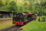 Vom 30.05.2024 bis 02.06.2024 wurden im Rahmen der Veranstaltung „40 Jahre Museumseisenbahn Kuckucksbähnel“ einige Sonderfahrten durchgeführt. Zu einer dieser Sonderfahrt gehört auch der GmP ins Elmsteiner Tal am 30.05.2024, welcher mit V20 051 der Historischen Eisenbahn Mannheim bespannt war. Hier ist der Zug beim Halt in Helmbach kurz vor der Scheinanfahrt.