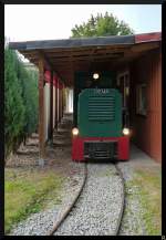 Die Feldbahnlok DS30 am selbstgebauten berdachten Bahnsteig der Historischen Eisenbahn Mannheim und wartet auf die nchste Rundfahrt ber das kleine Schienennetz.