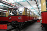 Der 276 031, steht am 20.05.2006 - noch vollständig - in der Fahrzeughalle der  Historischen S-Bahn Berlin in Erkner.