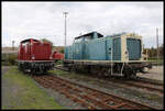 212062-4 in altrot stand am 4.10.2024 neben 212001-2 türkis-beige im Museumsgelände der Museumsbahn Hanau.