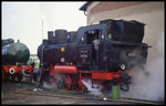 Museums BW Hanau: Lok 8906 versorgt am 2.10.1994 die Krupp Dampfspeicherlok mit Energie.