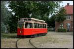 V2 Triebwagen 3006 hat gerade den Bahnhofsvorplatz des Schnberger Strandes verlassen und befrdert die Fahrgste nun zwei Runden duch die Tramanlage.