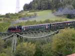 Der Zug beim berqueren des Biesenbach Viadukts.
