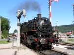 Dampflok kommt zum Wasserfassen im Bahnhof von Blumberg.