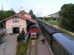 Das Bahnhofsgebude von Blumberg mit Museum und abfahrtbereitem Zug Richtung Weizen. Foto vom Reiterstellwerk aus aufgenommen am 19.08.06.