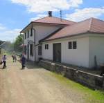 Das Bahnhofsgebude und der Bahnhofsvorsteher in Ftzen; 23.06.2010