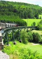 Lok 86 333 fhrt am 07. Juli 2012 mit ihrem Zug ber das 252,5m lange und 24m hohe Biesenbach-Viadukt im Verlauf der Wutachtalbahn.w