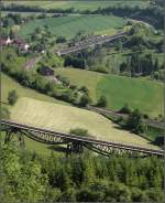 . Nochmals ein Blick auf die beiden Brcken - Der Zug hat auf seiner Fahrt zurck nach Ftzen den Epfenhofener Viadukt erreicht. Wutachtalbahn, 16.06.2013 (Matthias)