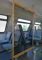 Die „Garderobe“ in einem DR-Doppelstockwagen der Bauart DBuza der DB Regio Nordost.