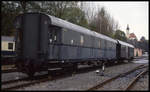 Diese alte Reichspost Wagen 5345 Mchn stand am 17.10.1993 im Bahnhof Viechtach.