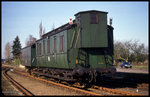 Dampf wie zu alten Zeiten in der Altmark 1994: Die Wagengarnitur des P 6852 am 10.4.1994 im Bahnhof Dähre.