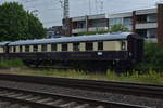 Nun noch den Zugschluß des in Rheydt Hbf einfahrenden Sonderzuges nach Dresden....ein aus dem Jahre 1928 stammenden orginal Rheingold-Zuges.