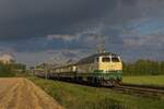 218 396-0 der Brohltal-Eisenbahngesellschaft zieht den Rheingold-Zug des Freundeskreises Eisenbahn Köln von Höxter durch Werl-Budberg zurück nach Köln (12.08.2023)