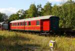 Dieser ehemalige Schnellzugwagen gehrt auch zur Sammlung Falz, gesehen am 12.09.09 im ehemaligen BW Falkenberg oberer Bahnhof.