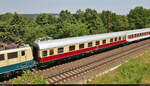 Blick in Naumburg (Saale) auf den Kanzlerwagen der Bauart  WGSmz 853  (61 80 89-90 001-2 D-DB), der mit 140 423-5 von Potsdam Wildpark nach Koblenz-Lützel Nord fährt.